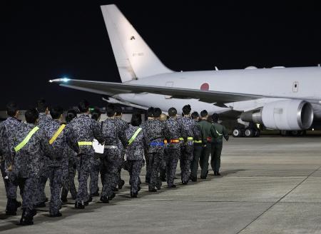 　イラン周辺国の邦人退避に備え、航空自衛隊のＫＣ７６７空中給油輸送機でモルディブへ向かう隊員ら＝８日、愛知県の空自小牧基地