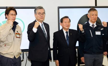 　「信州ガバメントハンター協議会」設立を発表した長野県小諸市の小泉俊博市長（中央左）と大町市の牛越徹市長（同右）＝２１日午前、小諸市