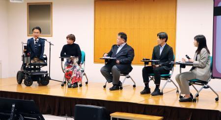 　認定ＮＰＯ法人「カタリバ」が開いたイベントに参加する乙武洋匡さん（左端）ら＝２１日午後、東京都港区