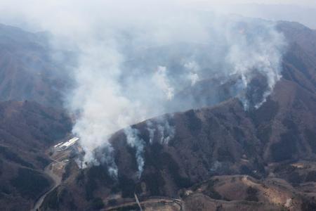 　白煙が上がる群馬県上野村の山林火災現場＝２２日午後２時１４分（共同通信社ヘリから）
