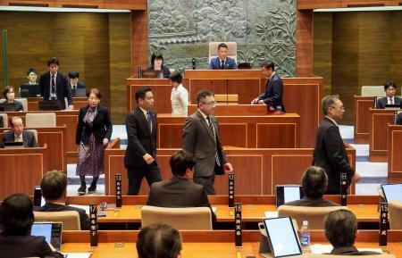 　刑事告発議案について投票が行われた徳島市議会＝２４日午後