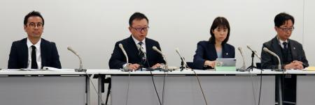 　記者会見する横浜市教育委員会の第三者委員会＝２５日午前、横浜市役所