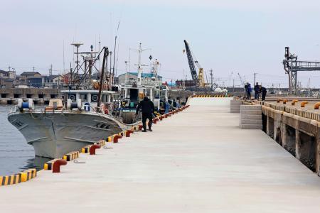 　復旧した輪島港の係留施設。右端は地震で隆起した以前の係留場所＝２５日午前、石川県輪島市