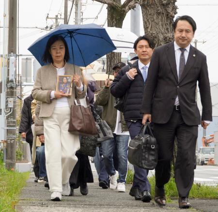 　熱海土石流を巡る訴訟の口頭弁論のため、静岡地裁沼津支部へ向かう遺族（左）ら＝２５日午前