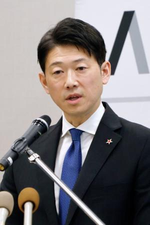 　記者会見する今津寛介旭川市長＝２６日午後、北海道旭川市