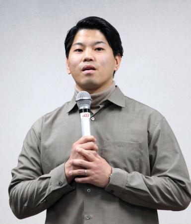 　旧統一教会の清算手続きの影響について話す今中誠真さん＝２６日午後、東京都千代田区