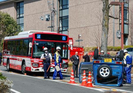 　バスと軽乗用車の事故現場＝２７日午前１０時４分、京都市西京区