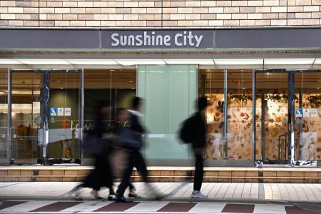 　女性が刺殺された商業施設「サンシャインシティ」の出入り口付近＝２７日午前、東京・池袋