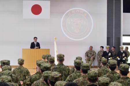 　陸上自衛隊朝霞駐屯地で開かれた新部隊「情報作戦隊」の発足記念式典＝２９日午前