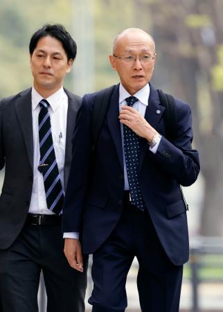 　損害賠償を求め名古屋地裁に提訴した高羽悟さん（右）＝３０日午前、名古屋市