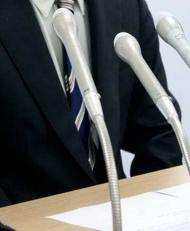 　札幌地裁に提訴後、記者会見する被害女児の父親＝３０日午前、札幌市