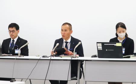 　記者会見する横浜市教委の担当者ら＝３０日午前、横浜市役所