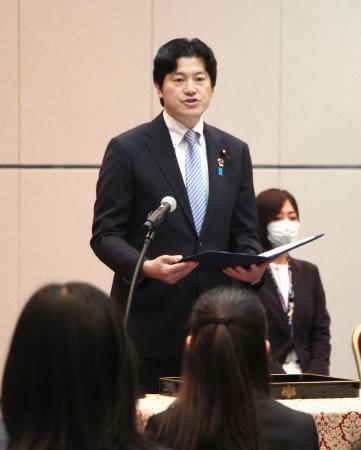 　新任検事の辞令交付式で法相の訓示を代読する三谷英弘副大臣＝３０日午前、法務省