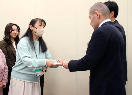 　「包括的性教育」の学校現場への導入を求め、文科省の担当者（右）に要望書を手渡す市民グループの佐藤晴美代表＝３０日午後、国会