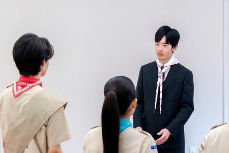 　富士スカウト章を受章したボーイスカウトと歓談される悠仁さま＝３１日午前、東京・元赤坂の赤坂東邸（宮内庁提供）