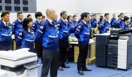 　赤間防災相から訓示を受ける「ふるさと防災職員」ら＝３日午前、東京都江東区