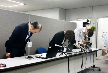 　生活保護費の入金遅れを受け、記者会見で謝罪する茨城県会計事務局の幹部ら＝３日午後、茨城県庁