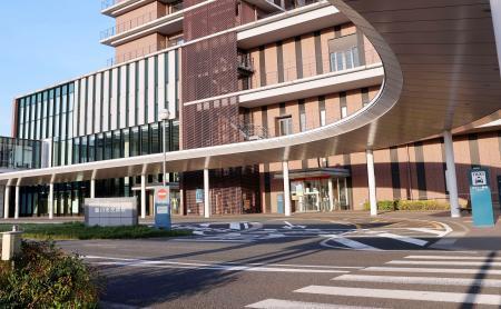 　男性が倒れていた豊川市民病院のロータリー付近＝３日午後、愛知県豊川市八幡町