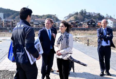 　朝市通り周辺を視察するＥＵ欧州委員会のラビブ委員（手前右）＝３日午後、石川県輪島市
