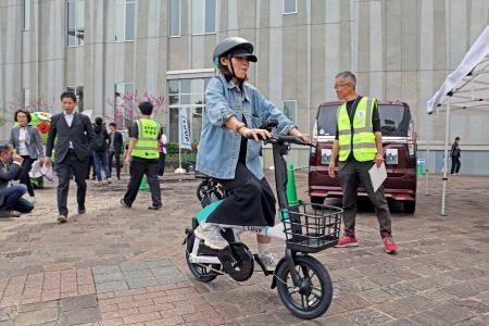 　自転車ユーザー向けの安全講習会で指導を受ける利用者＝５日午前、東京都渋谷区