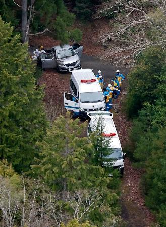 　行方不明になっている安達結希さんの自宅付近の山中を捜索する京都府警の捜査員＝７日午前９時２３分、京都府南丹市（共同通信社ヘリから）