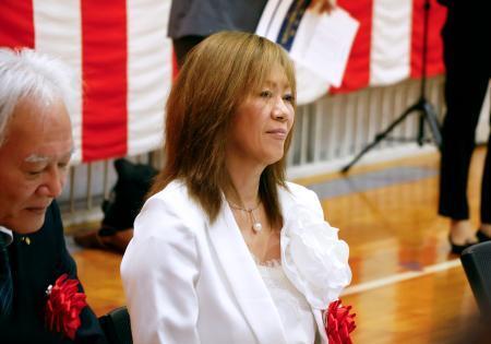 　石川県輪島市立輪島小の開校式に出席し、児童らが斉唱する校歌を聞く大黒摩季さん＝７日午前