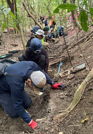 　遺骨の収集に当たるＮＰＯ法人「空援隊」のメンバーら＝４日、沖縄県西原町（空援隊提供）