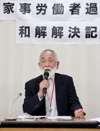 　記者会見する過労死した女性の夫＝８日午後、厚労省