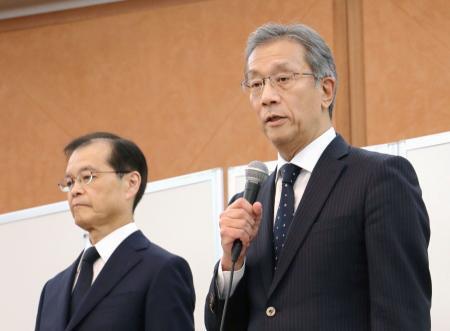 　記者会見する東大の藤井輝夫学長（右）＝８日午後、東京都文京区
