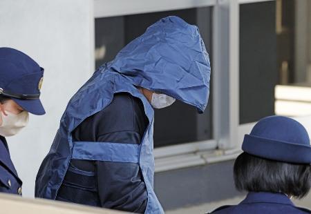 　送検のため、三重県警松阪署を出る水谷水都代被告（中央）＝３月