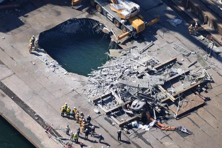 　作業員が巻き込まれる事故があった、ＪＦＥスチール東日本製鉄所敷地内の作業現場＝８日午前９時２０分、川崎市川崎区（共同通信社ヘリから）