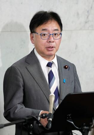 　閣議後に記者会見する上野厚労相＝１０日午前、国会