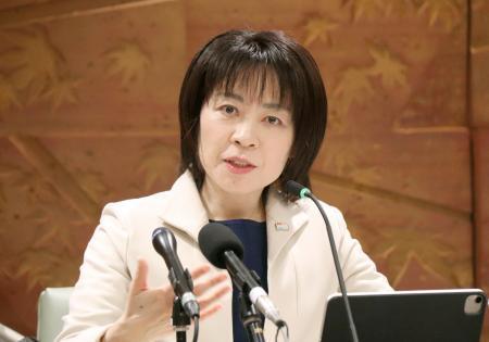 　広島県庁で記者会見する横田美香知事＝１０日午後