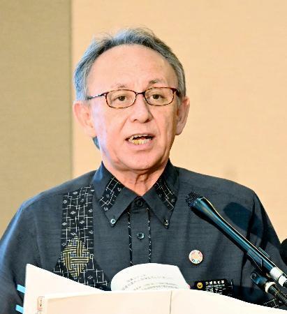 　記者会見する沖縄県の玉城デニー知事＝１０日午前、沖縄県庁