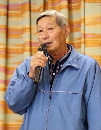 　福岡高裁判決を前に開かれた集会で発言する原告団長の佐藤英樹さん＝１１日午後、熊本県水俣市