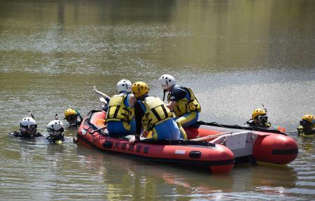 　母親と娘が殺害された事件で、現場近くの池を調べるダイバーら＝１１日午前１１時４４分、大阪府和泉市