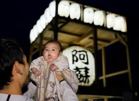 　熊本地震の犠牲者への追悼と復興を願って阿蘇神社周辺にともされた大ちょうちん＝１１日夕、熊本県阿蘇市