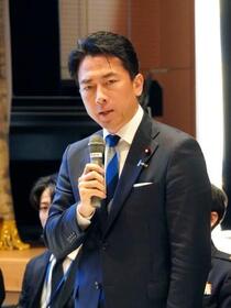 　高機動ロケット砲システム「ハイマース」の射撃訓練について説明する小泉防衛相＝１１日午後、静岡県御殿場市