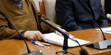 　女性教諭の自殺について記者会見する母（左）と父＝１３日午後、仙台市