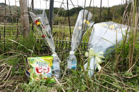 　花束が手向けられた遺体発見現場付近＝１４日午後３時５９分、京都府南丹市