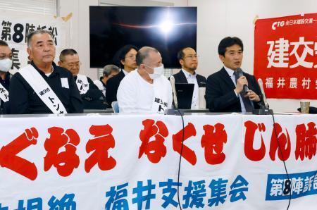 　和解後、記者会見する原告側弁護団の吉川健司事務局長（右端）＝１５日午後、福井市