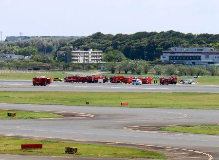 　プライベートジェットが着陸して逸脱し、消防車両が駆けつけた成田空港のＡ滑走路＝１６日午後１時４３分