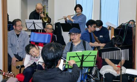 　尼崎ＪＲ脱線事故から２１年となるのを前に開かれたチャリティーコンサート＝１９日午後、兵庫県伊丹市