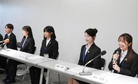　記者会見する「ナガサキ・ユース代表団」の学生＝２０日午前、長崎県庁