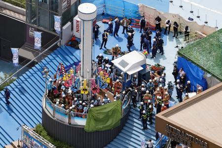 　作業員が点検作業中に転落し、遊具に挟まれる事故があった東京ドームシティの現場＝２１日午後１時１６分、東京都文京区（共同通信社ヘリから）