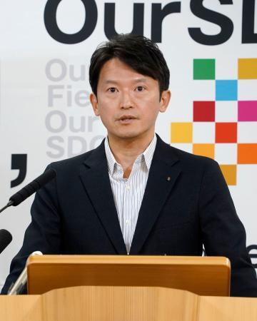 　記者会見する兵庫県の斎藤元彦知事＝２２日午後、兵庫県庁