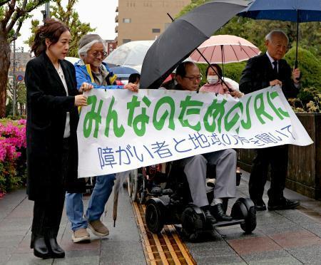 　ＪＲ駅無人化訴訟の判決で、大分地裁に向かう原告ら＝２３日午後