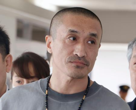 　成田空港に移送された高橋伸明容疑者＝２５日午前７時ごろ、成田空港