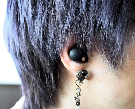 　「聞き取り困難症」の男性が騒音を低減するために普段から使用しているイヤホン