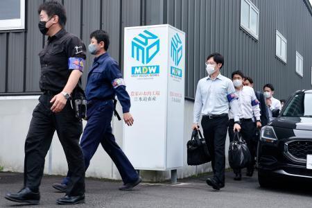 　家宅捜索のため畜産加工会社「水迫畜産」の加工工場に向かう鹿児島県警の捜査員＝２６日午前、鹿児島市